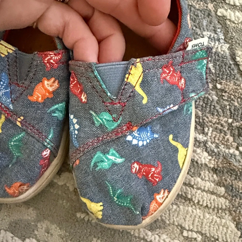 Toms • alpargata dino slip on shoe